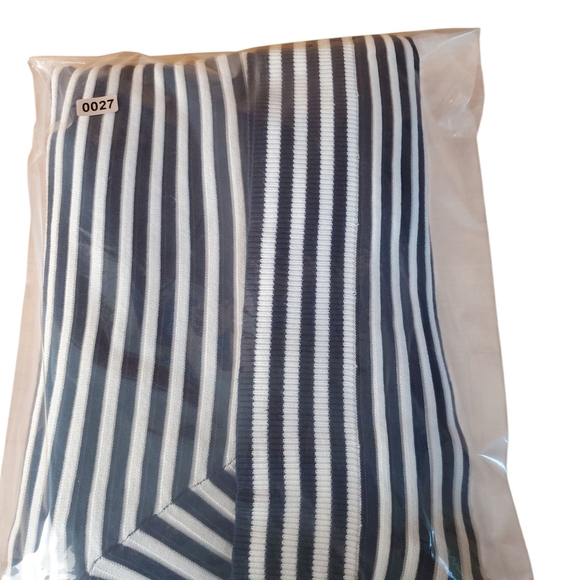 Liz Claiborne Black and White Knit Top. Light Sweater. XL. B0027 - Picture 9 of 9